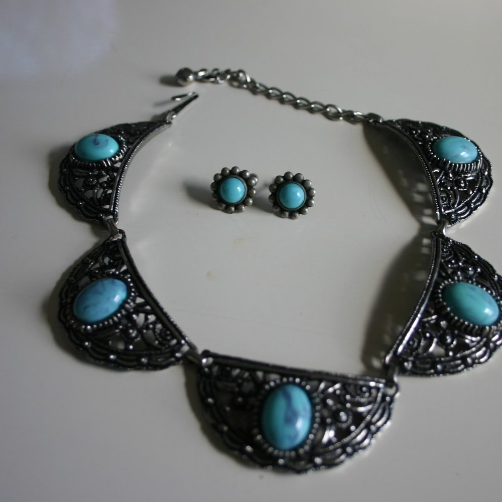 Vintage Necklace White Metal and Faux Turquoise Southwest Excellent Condition
